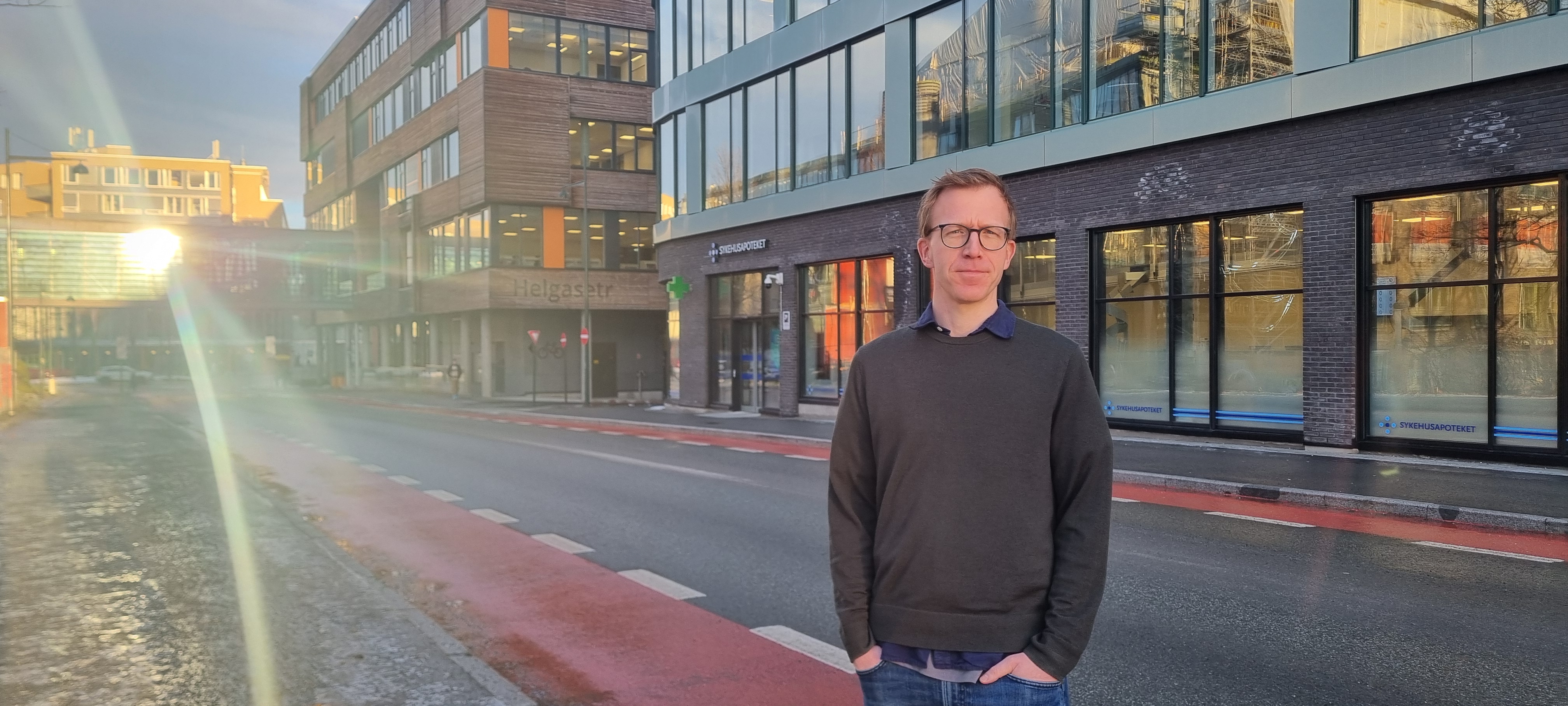 En mann som står foran en bygning