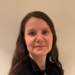 En kvinne med langt hår