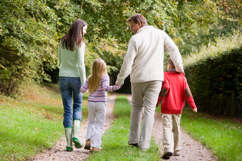 En familie som går på en sti