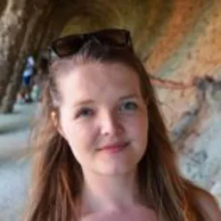 En kvinne med svarte solbriller på hodet