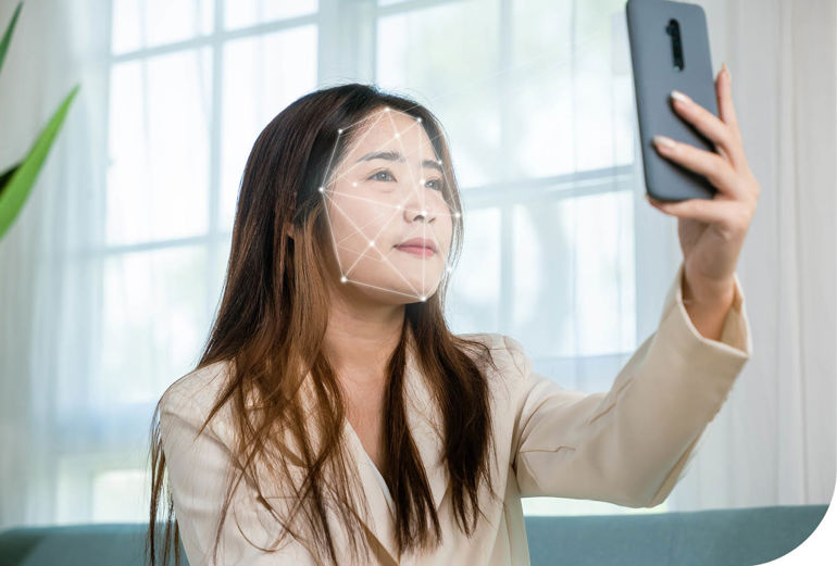 En kvinne som tar en selfie