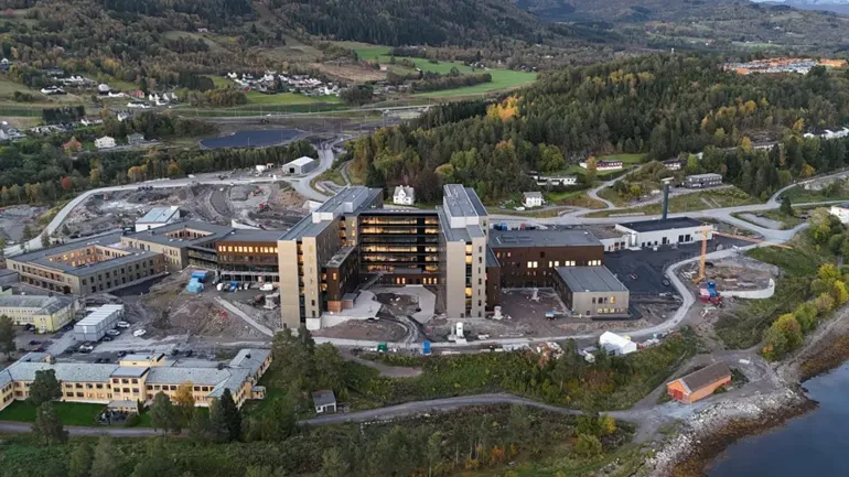 En by med en elv som renner gjennom den