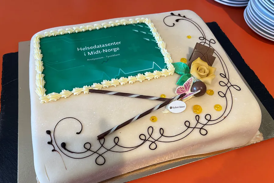 En kake med en klokke på