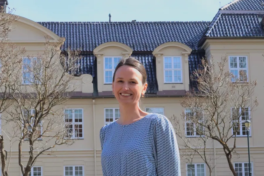 En person som står foran en bygning