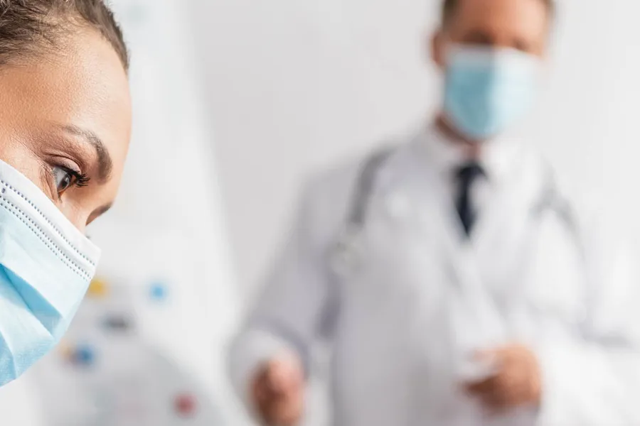 Foto av lege og sykepleier