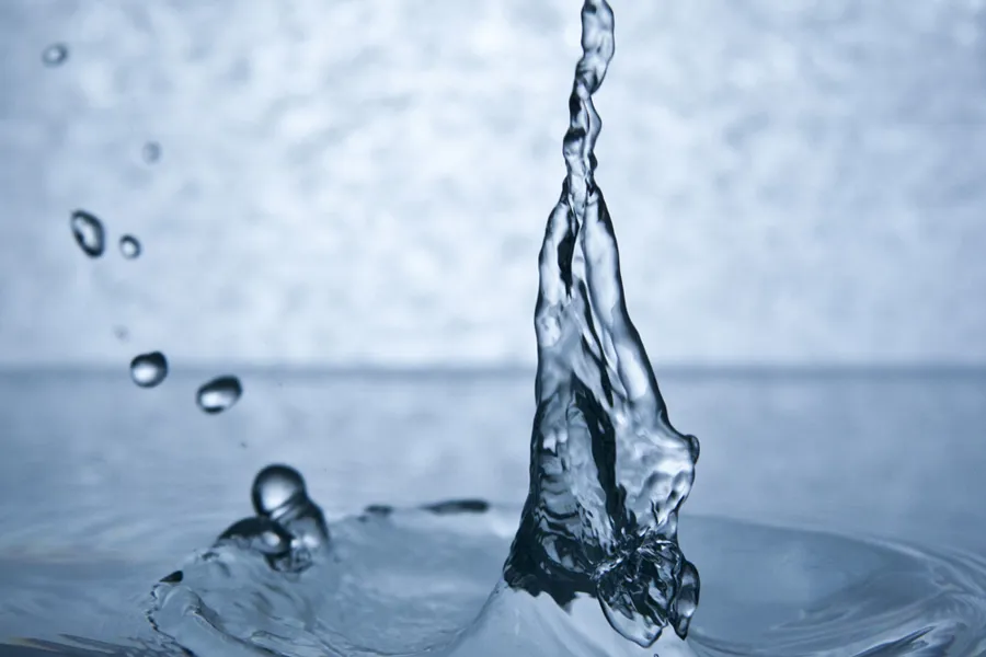 Vann som spruter opp fra et glass