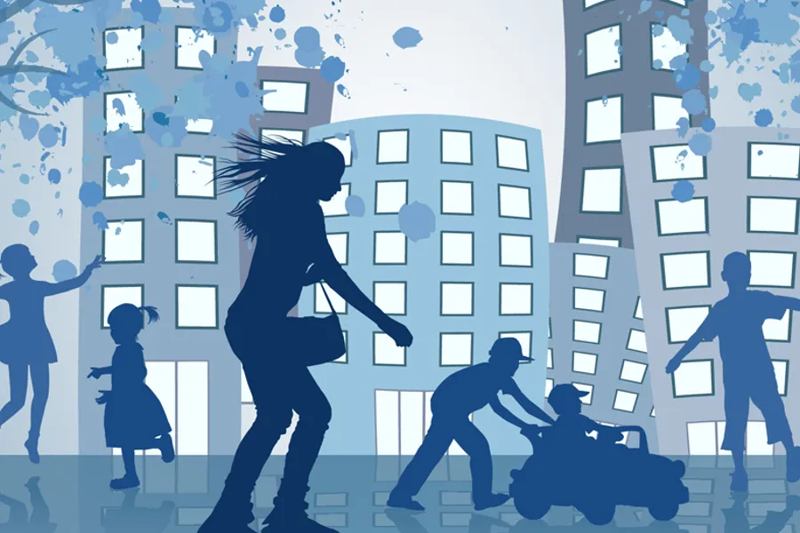 En gruppe mennesker som går i et rom med en vegg med blå design