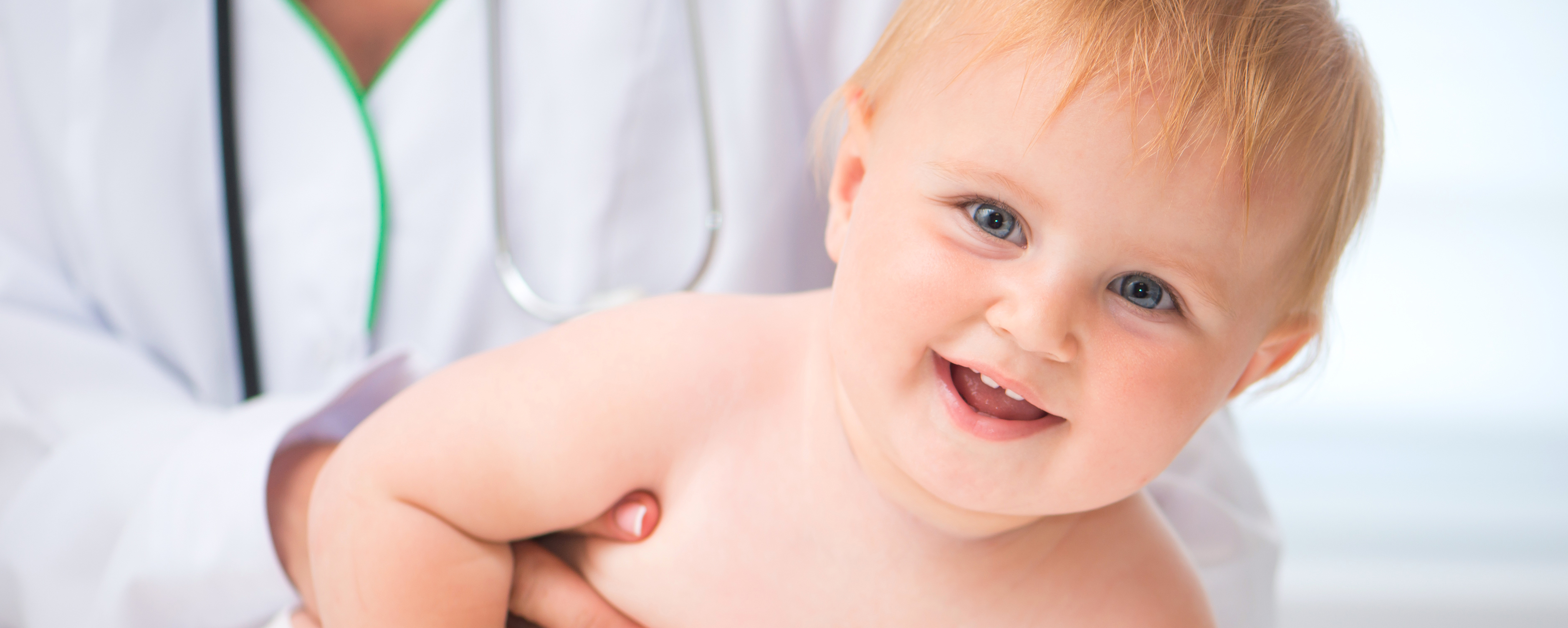 En baby med en hånd i ansiktet