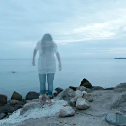 Illustrasjonsbilde av kvinne ved fjorden