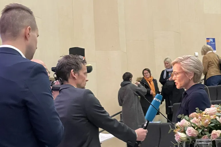 Foto av helseminister Ingvil Kjerkol mens hun blir intervjuet av NRK