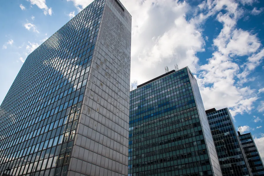 Noen få skyskrapere i en by