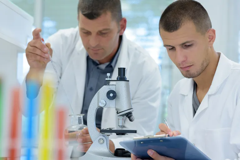Leger som jobber på et laboratorium