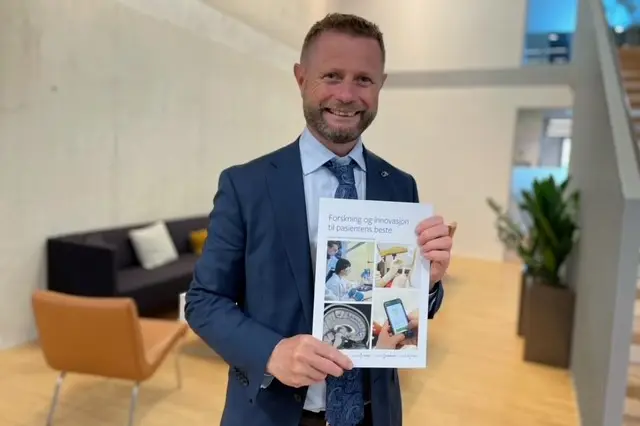 Helse- og omsorgsminister Bent Høie med rapporten.