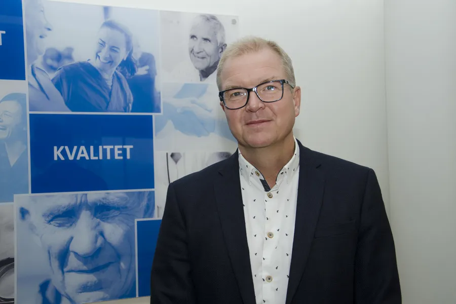 En mann med briller