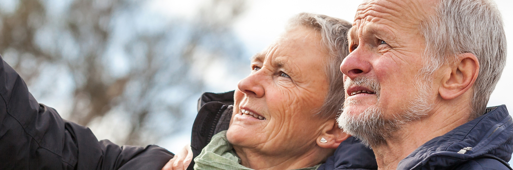 En mann og kvinne som smiler