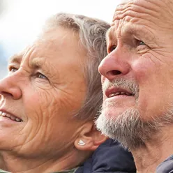 En mann og kvinne som smiler