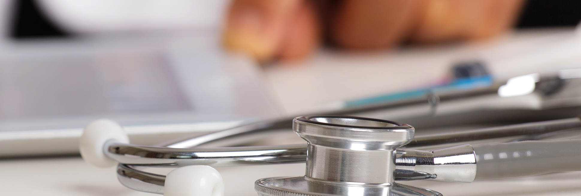 Et nærbilde av et stetoskop på et bord