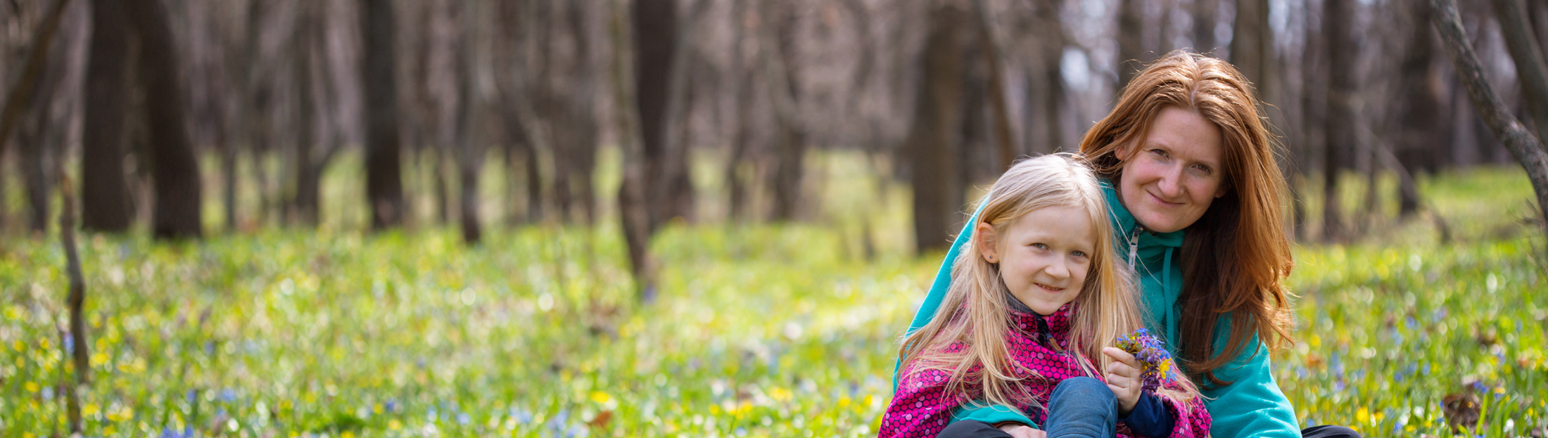 En kvinne og en jente i en blomstereng