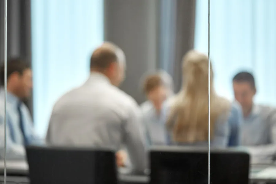 En gruppe personer i et møte