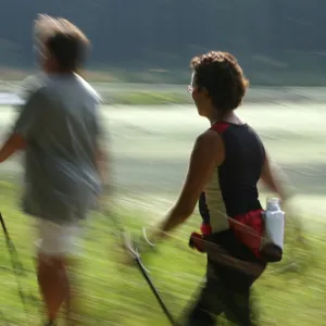 En gruppe mennesker som går på et jorde