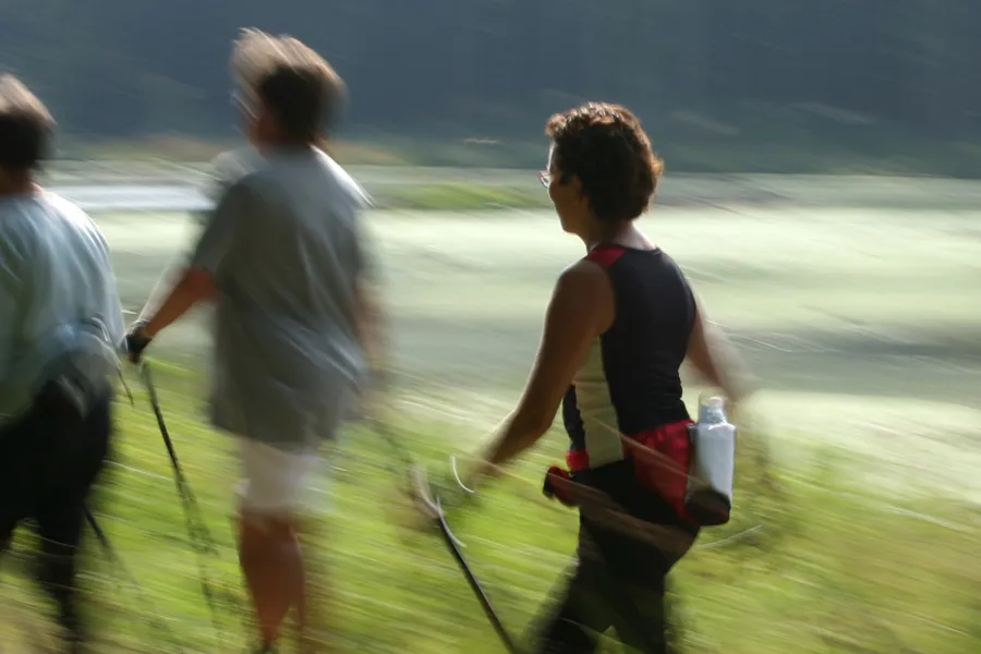 En gruppe mennesker som går på et jorde