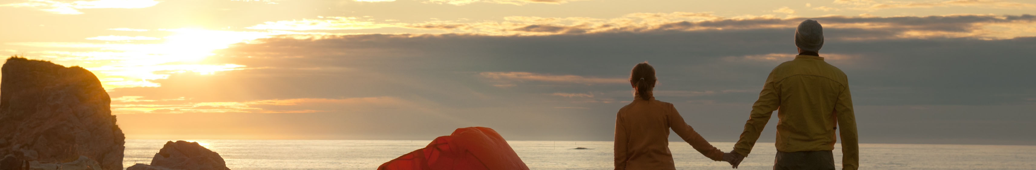 En mann og kvinne som går på en strand