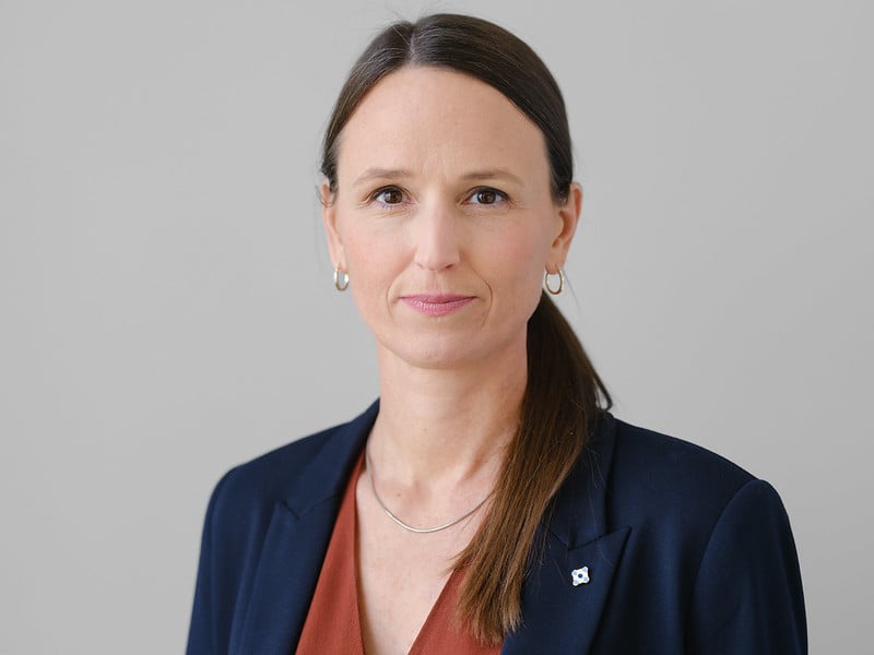 En person med kort hår