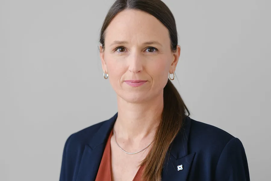 En person med kort hår
