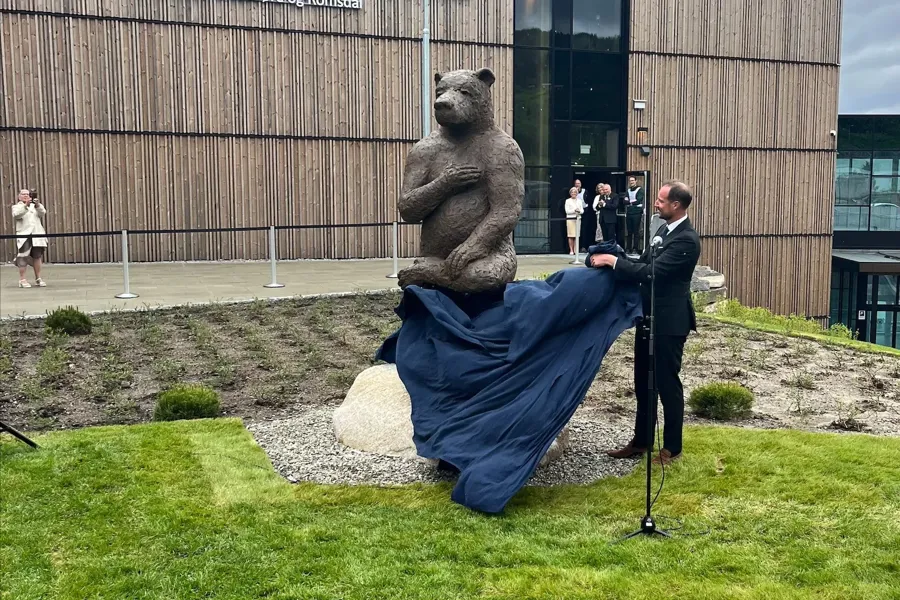 En person som står ved siden av en statue