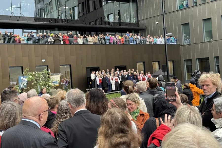 En gruppe personer i et rom