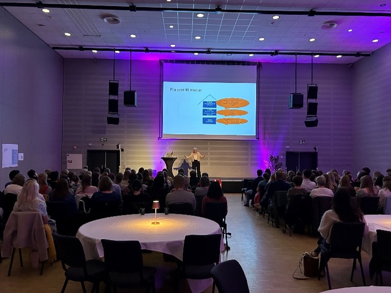 En person som holder en presentasjon for et publikum