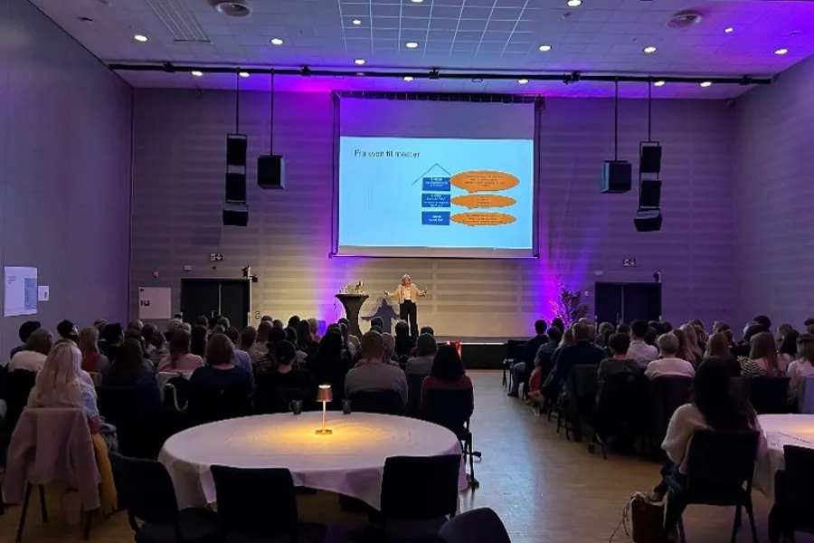 En person som holder en presentasjon for et publikum