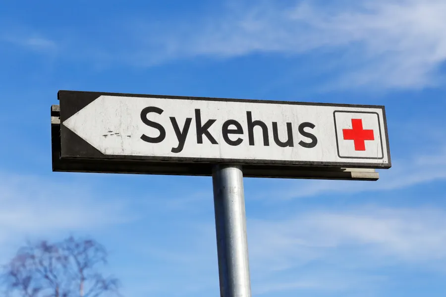 Et skilt med et rødt kryss på