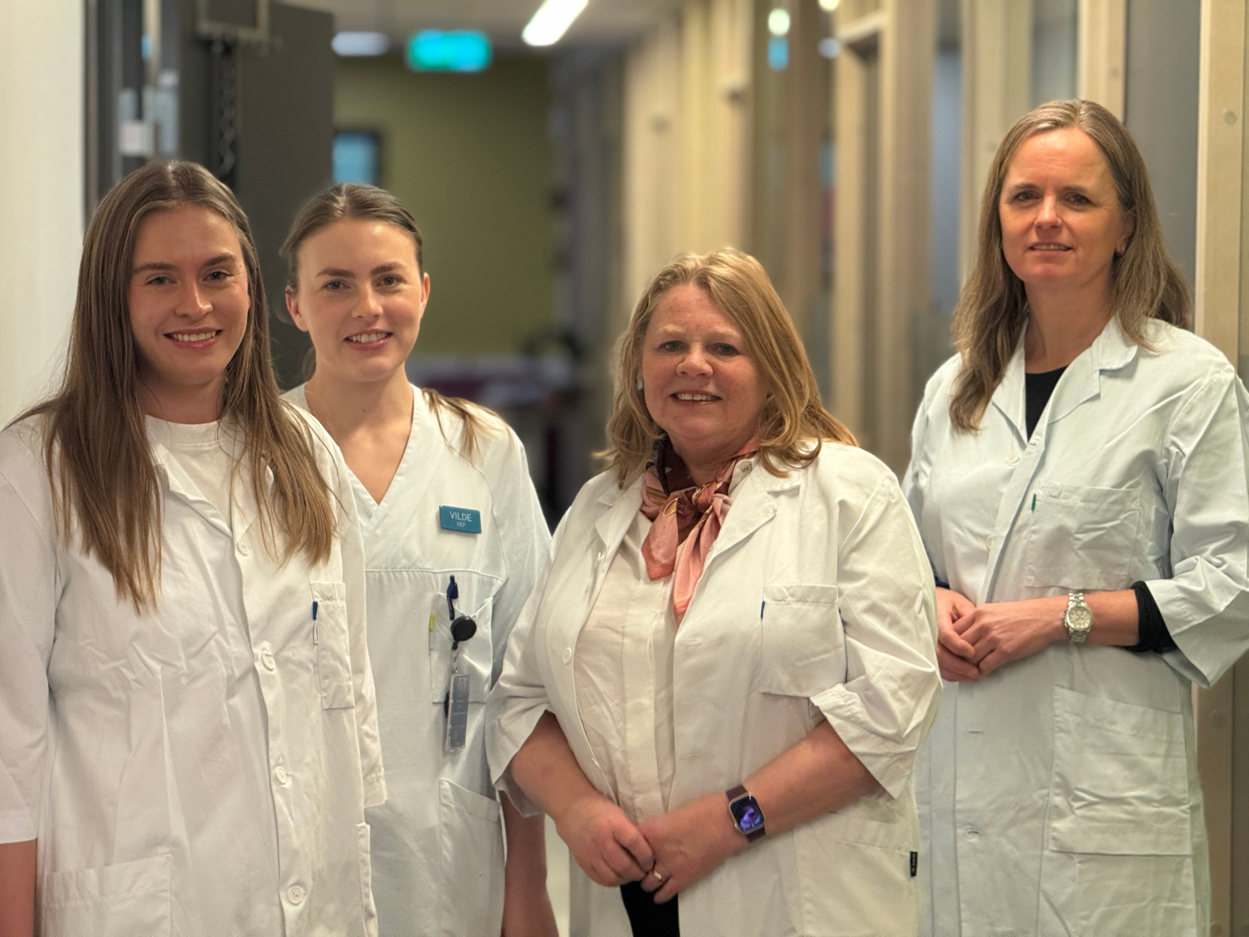 En gruppe kvinner i hvite laboratoriefrakker