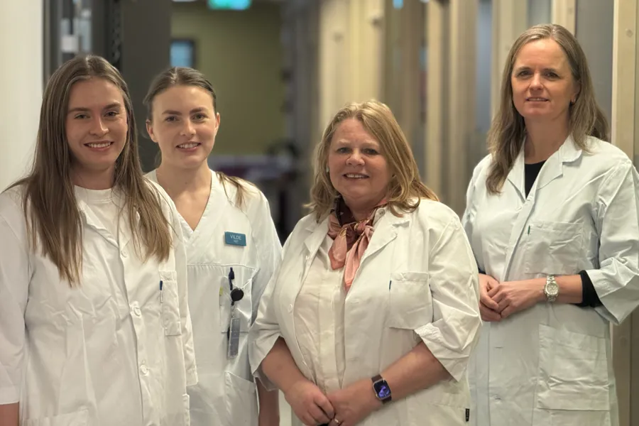 En gruppe kvinner i hvite laboratoriefrakker