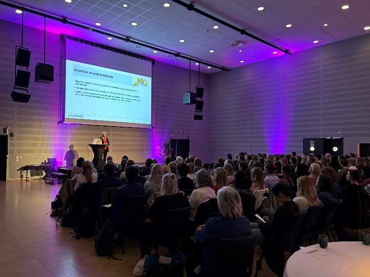 En person som holder en presentasjon for et publikum