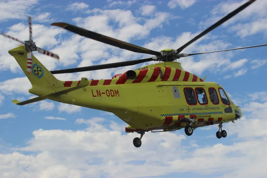 Et gult helikopter på himmelen