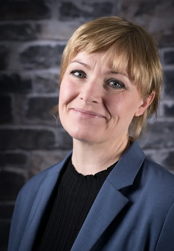 En mann som smiler til kameraet