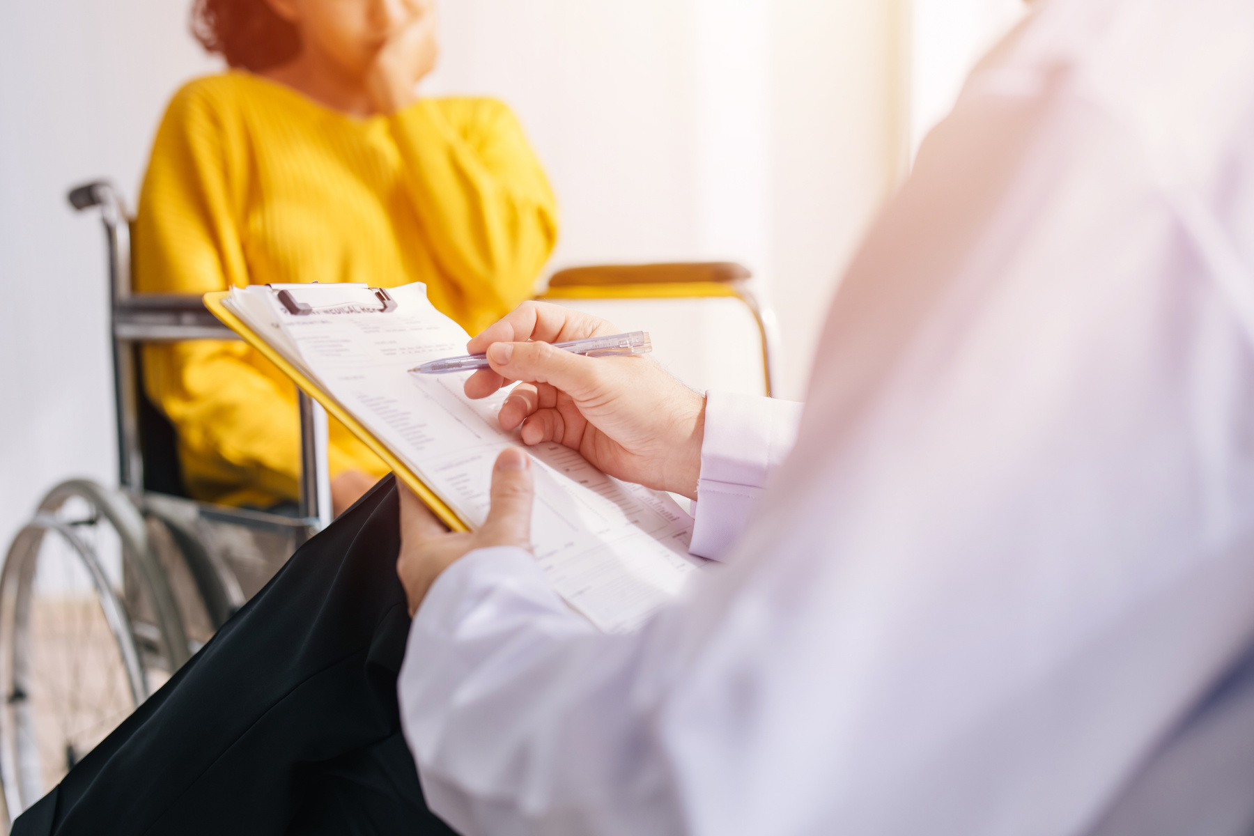 En lege som holder en utklippstavle