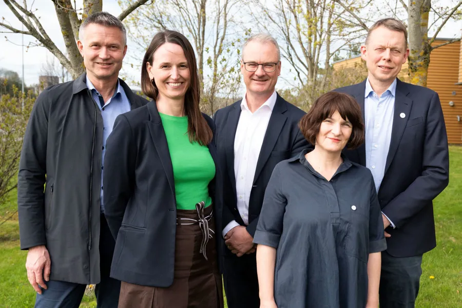 En gruppe mennesker som poserer for et bilde