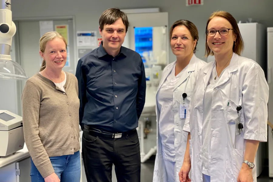 En gruppe mennesker som poserer for et bilde