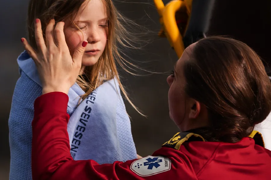 En person med hendene i ansiktet og en annen kvinne med hodet i hendene