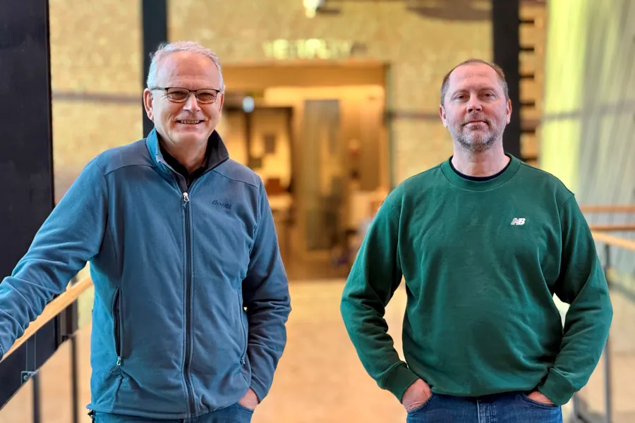 To menn som står ved siden av hverandre