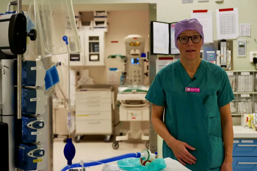 En mann på et sykehusrom