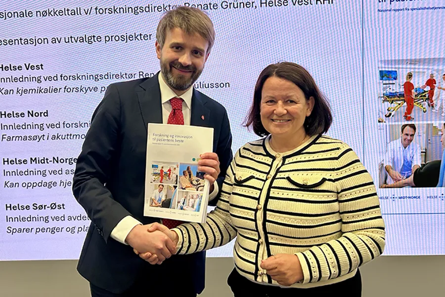 En mann og en kvinne som har et sertifikat