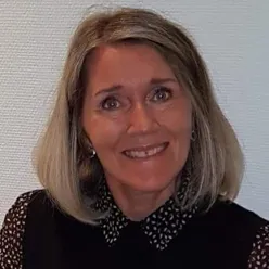 En kvinne som smiler til kameraet