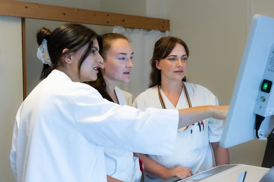 En gruppe kvinner i hvite frakker