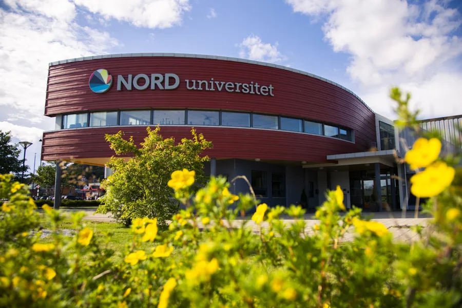 En bygning med et skilt på