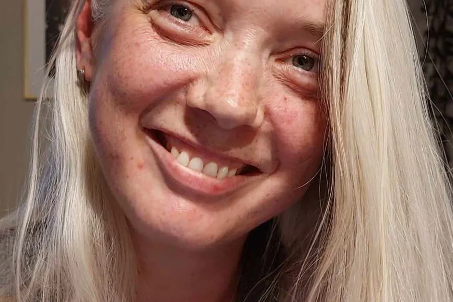 En person med langt blondt hår