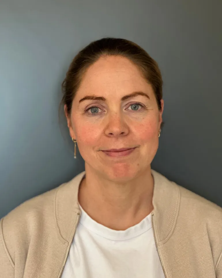 En mann med blå øyne